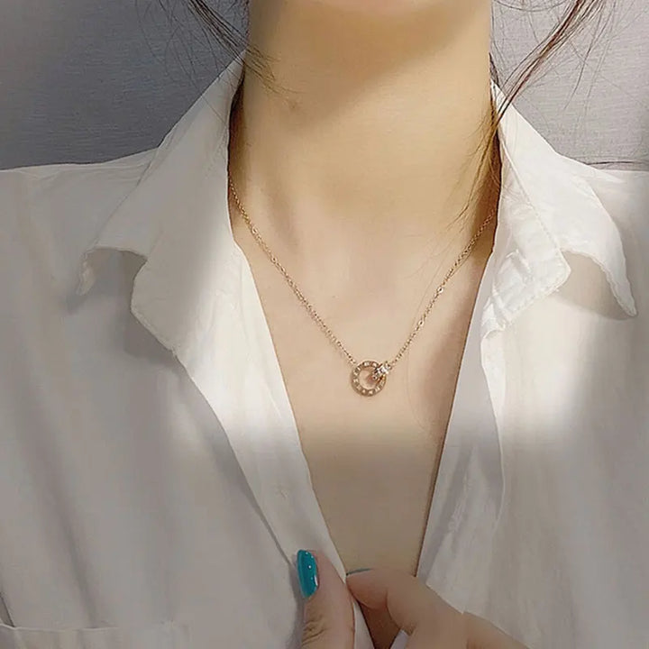 CYNTHIA™ – Romertal Charms Halskæde