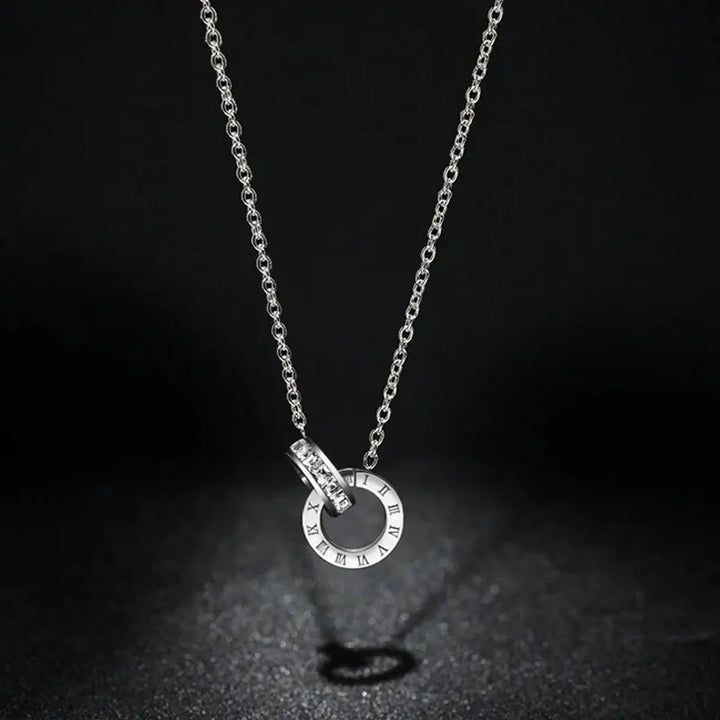 CYNTHIA™ – Romertal Charms Halskæde