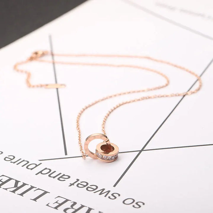 CYNTHIA™ – Romertal Charms Halskæde